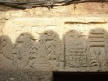 Sobre cada puerta aparecen misteriosas sorpresas labradas en la piedra en Torre de S. Miguel, Sierra de Gata.
