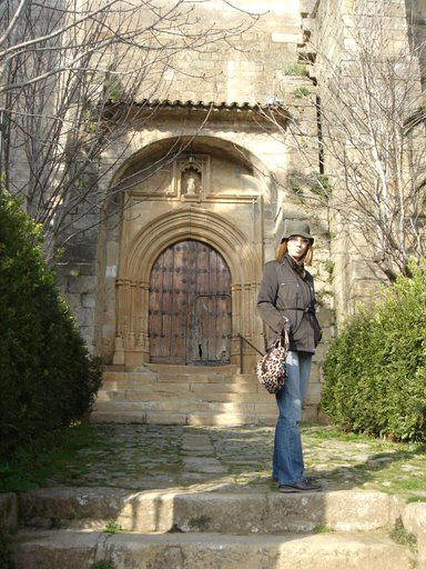 Lourdes en la Puerta de entrada a la Iglesia de la Concepción en Torre de Don Miguel en Sierra de Gata, Cáceres, Extremadura