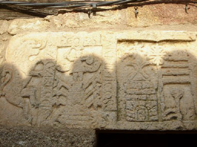 Sobre cada puerta aparecen misteriosas sorpresas labradas en la piedra en Torre de Don Miguel en Sierra de Gata, Cáceres, Extremadura. 