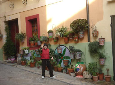 Cristóbal saluda en la calle principal de Torre de Don Miguel en Sierra de Gata, Cáceres, Extremadura.