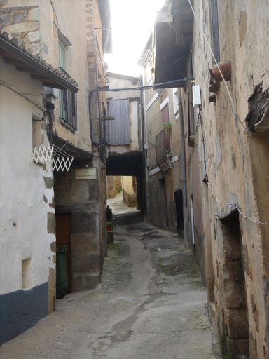Paseo por las calles de Torre de Don Miguel en Sierra de Gata, Cáceres, Extremadura.