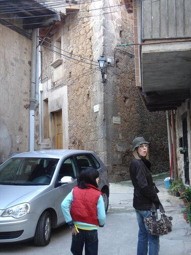 Adri y Lourdes viendo esquinas típicas en Torre de Don Miguel en Sierra de Gata, Cáceres, Extremadura.