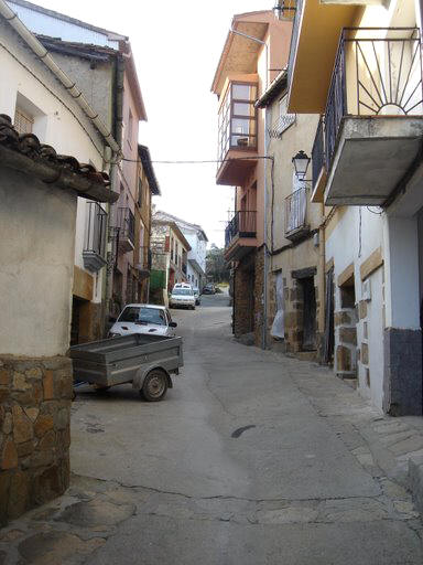 Calle sin pavimentar en Torre de Don Miguel en Sierra de Gata, Cáceres, Extremadura. 