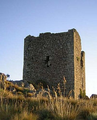 Torre de La Almenara, presidiendo el Oriente de Sierra de Gata