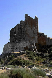 El cimponete castillo en ruinas de Trevejo en Sierra de Gata, Cáceres, Extremadura
