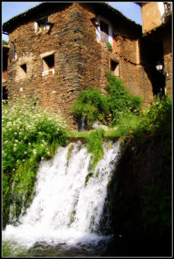 Increible cascada en mitad de Robledillo: Arquitectura bien conservada en Robledillo de Gata