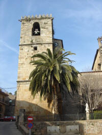 Iglesia en un extremo de Torre de Don Miguel, en Sierra de Gata.
